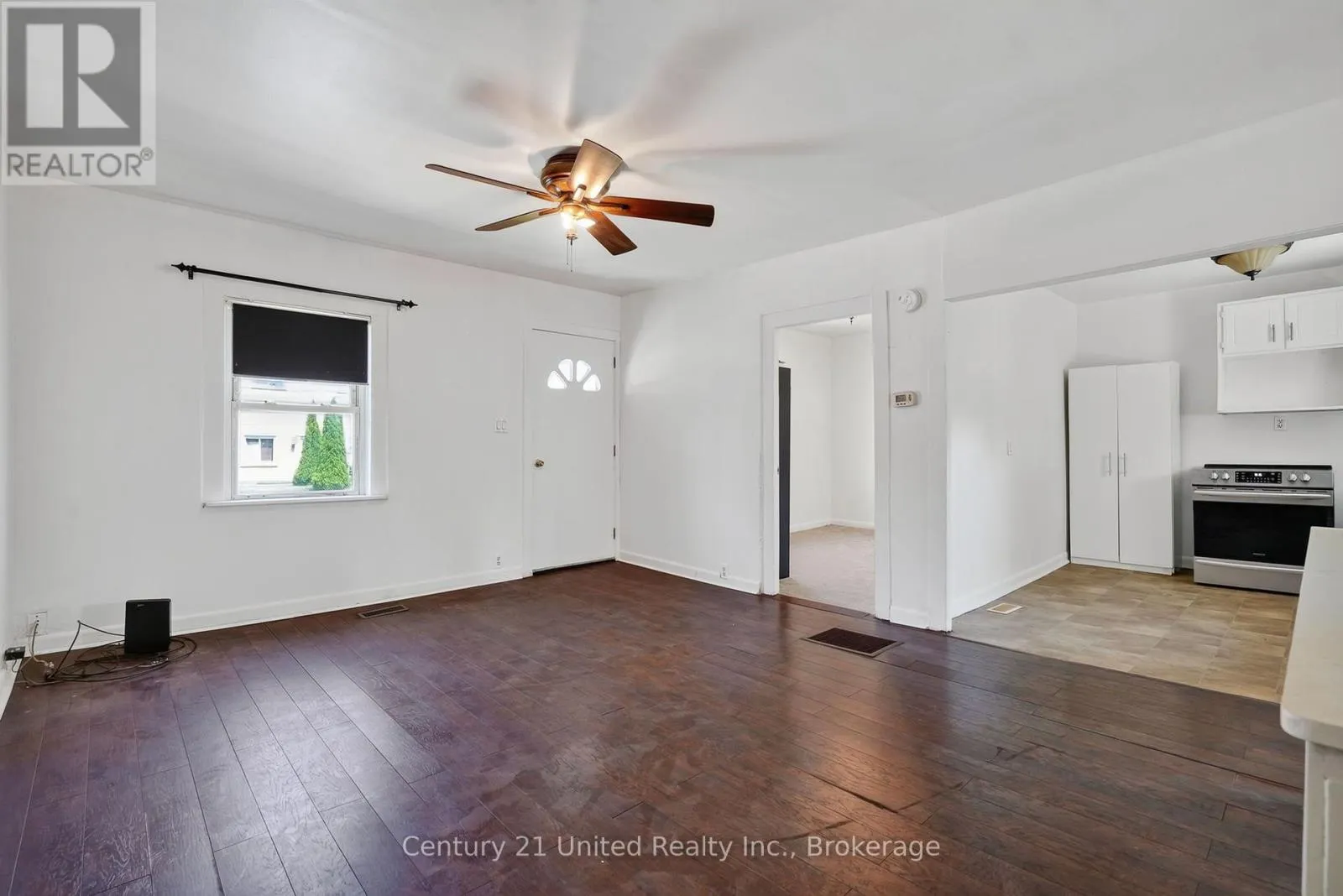 271 UNIVERSITY AVENUE W