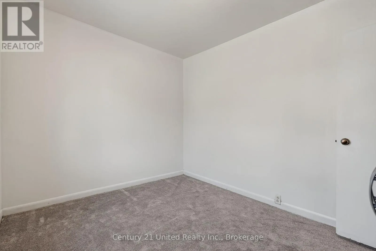 271 UNIVERSITY AVENUE W