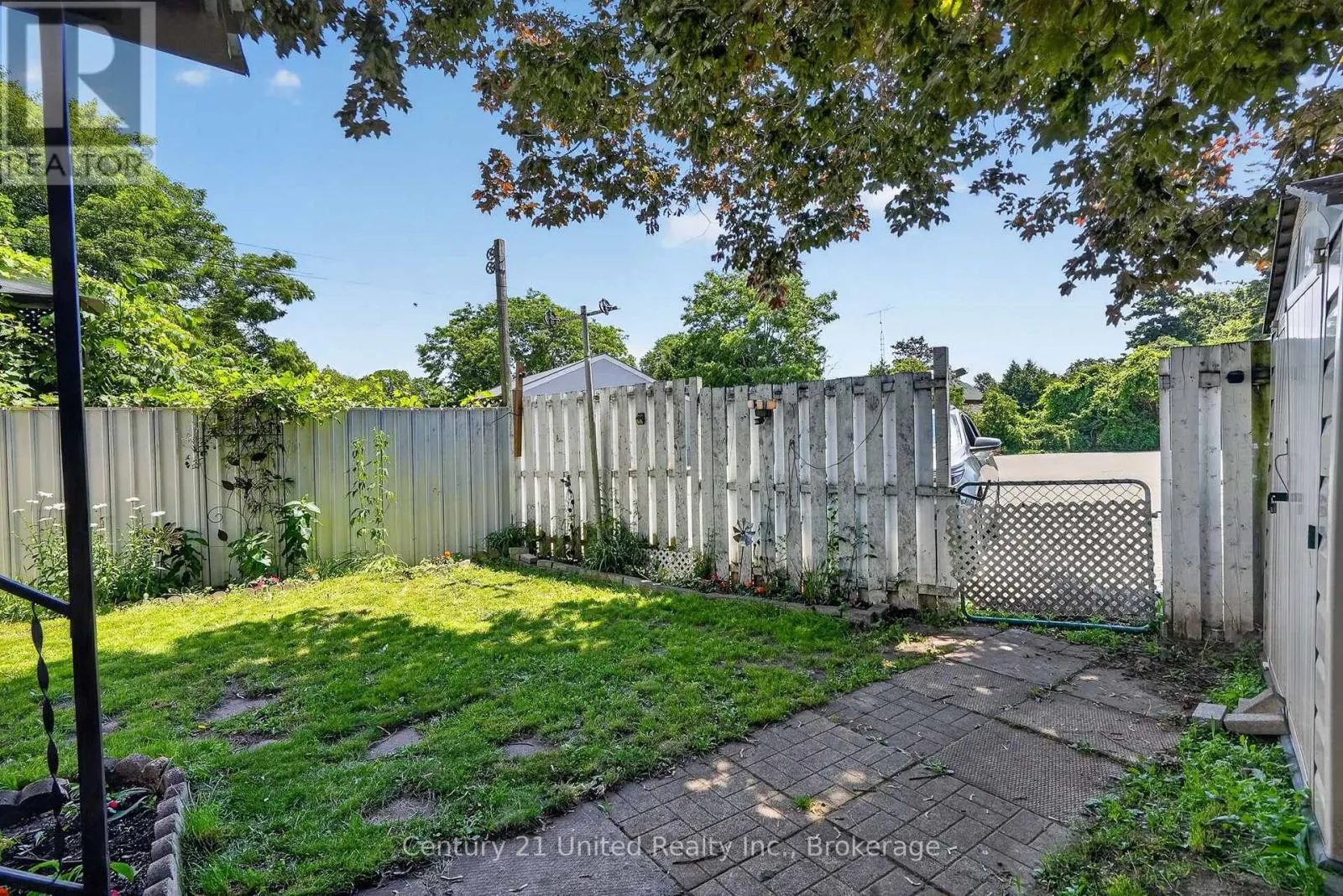 271 UNIVERSITY AVENUE W