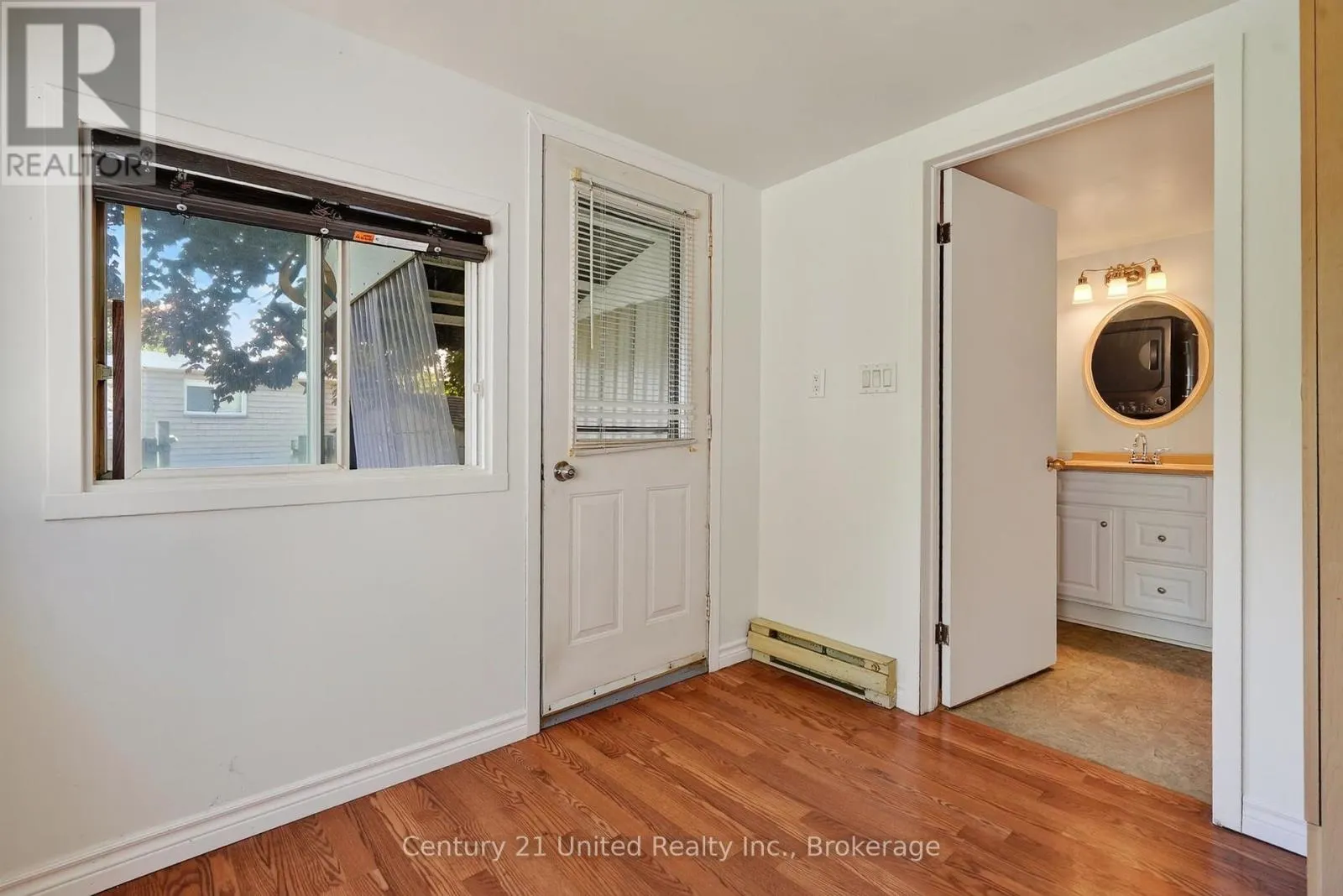271 UNIVERSITY AVENUE W