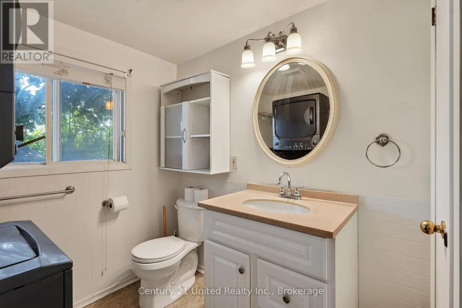 271 UNIVERSITY AVENUE W