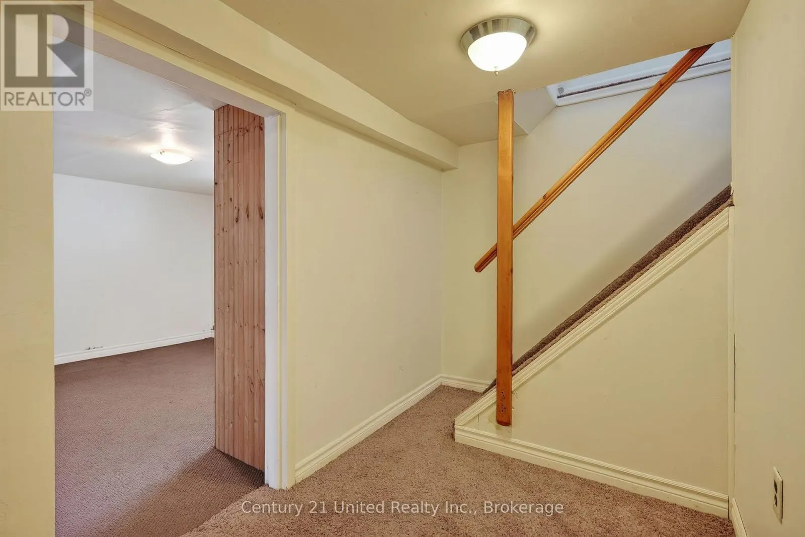 271 UNIVERSITY AVENUE W