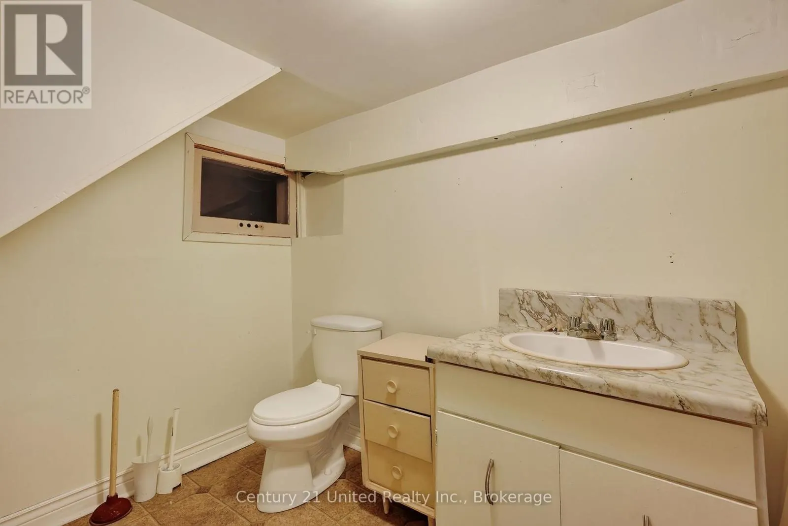 271 UNIVERSITY AVENUE W