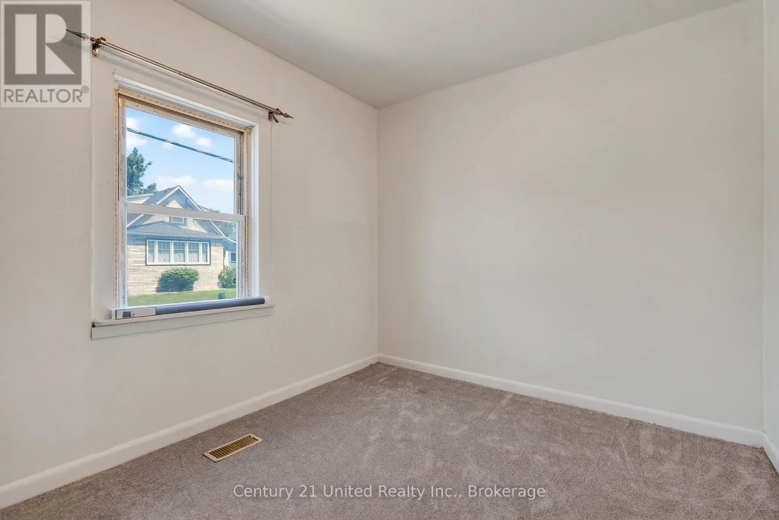271 UNIVERSITY AVENUE W