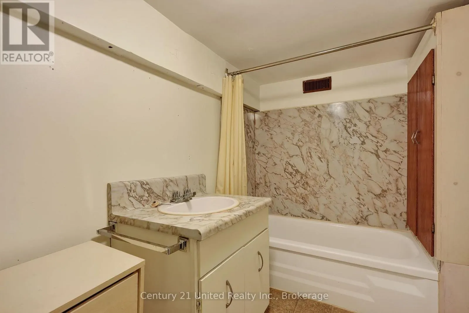 271 UNIVERSITY AVENUE W