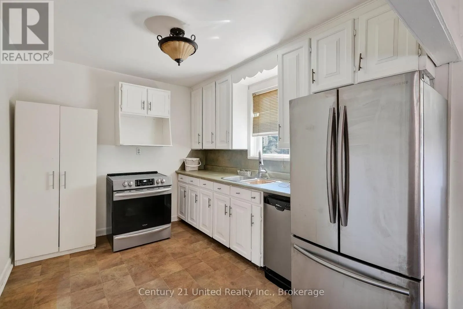 271 UNIVERSITY AVENUE W