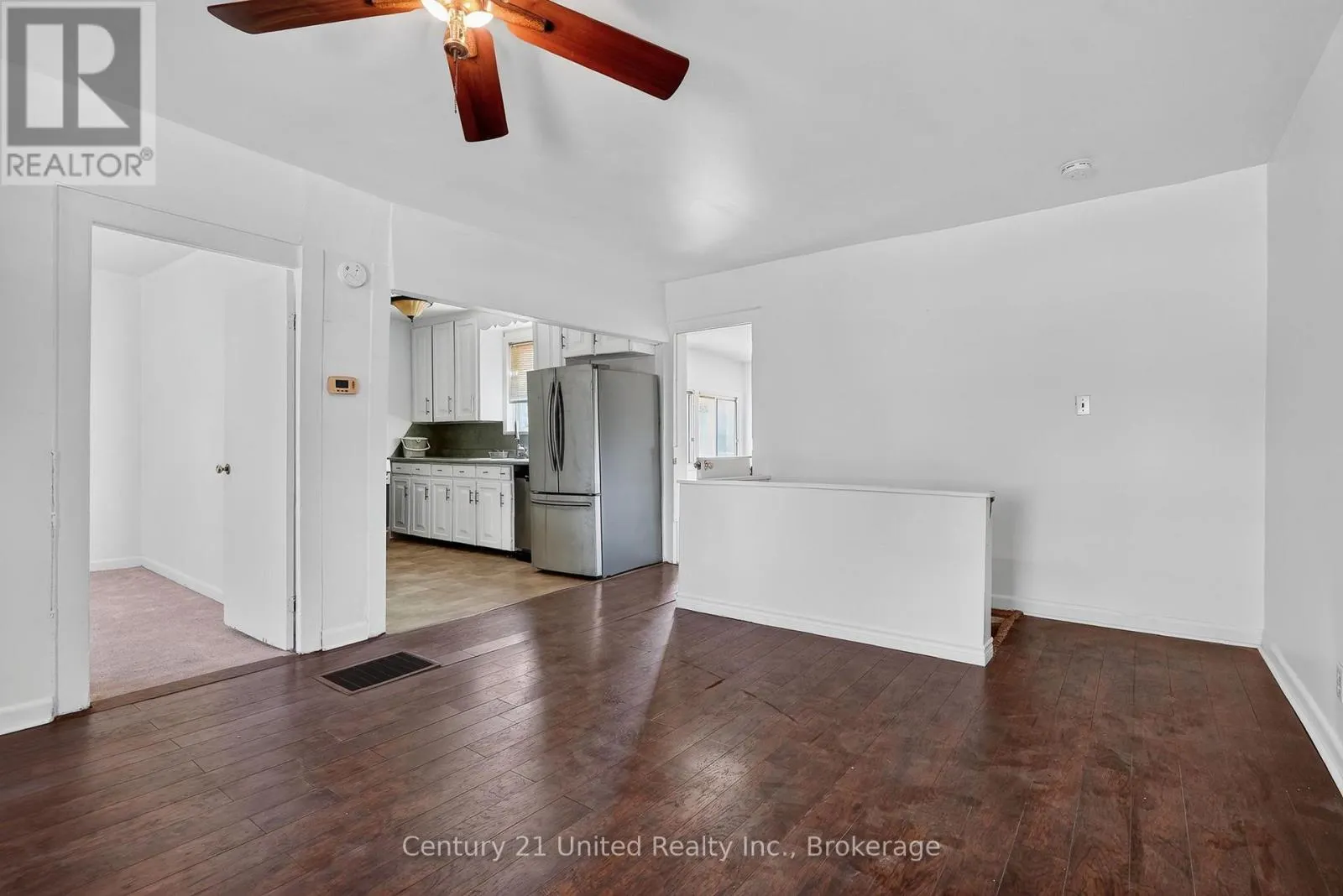 271 UNIVERSITY AVENUE W