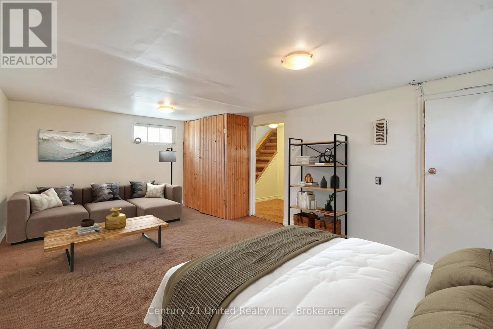 271 UNIVERSITY AVENUE W