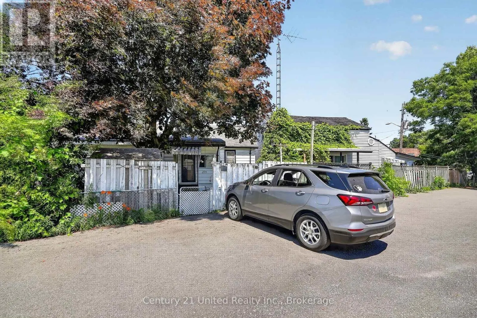 271 UNIVERSITY AVENUE W