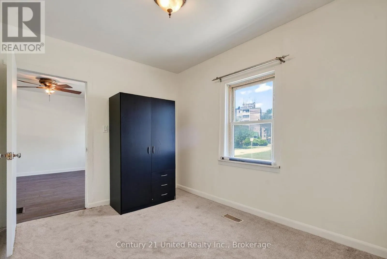 271 UNIVERSITY AVENUE W