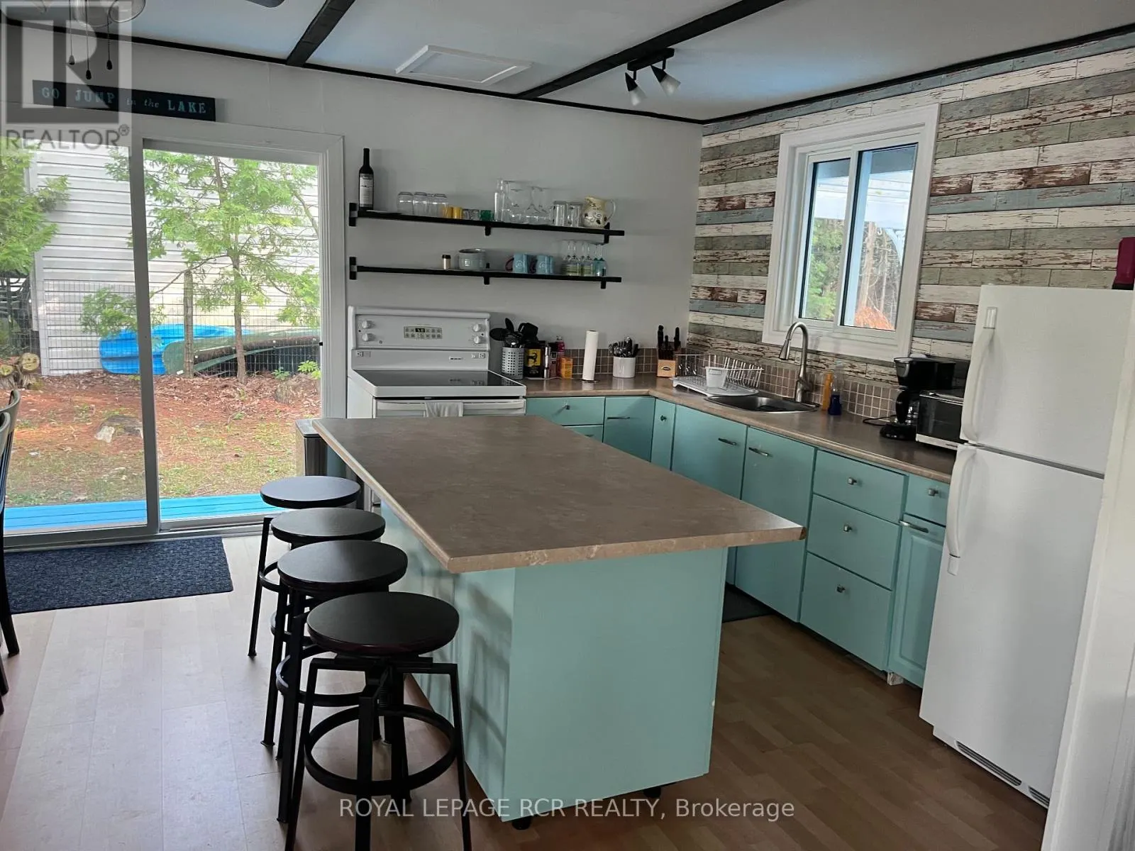 2105 WHITE LAKE ROAD W