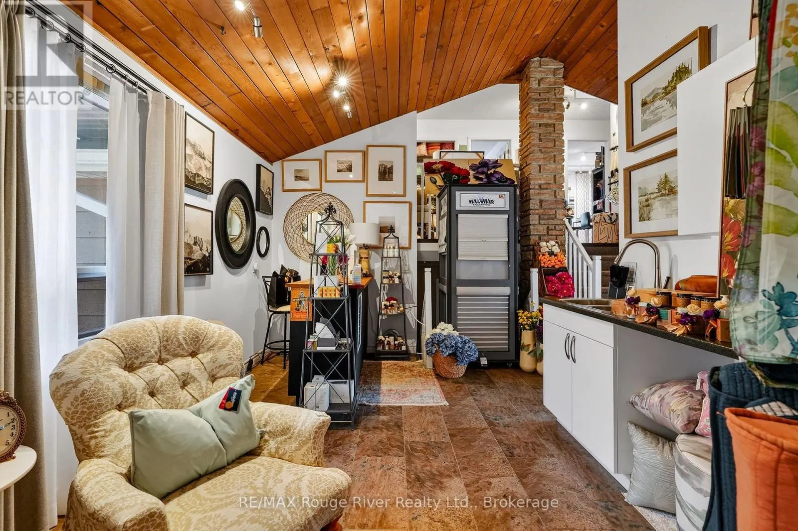 66 ELGIN STREET W