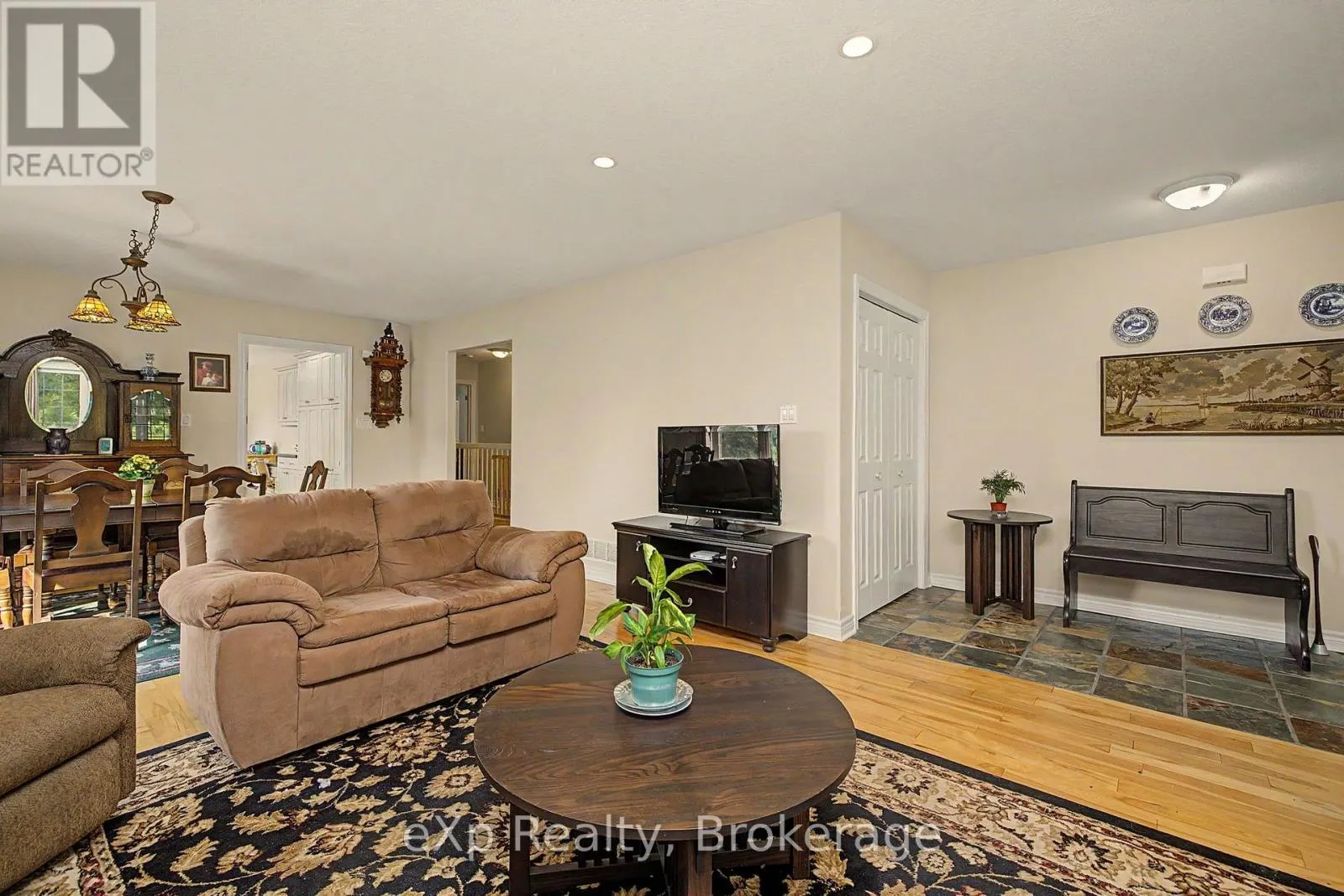 2 MANN AVENUE N