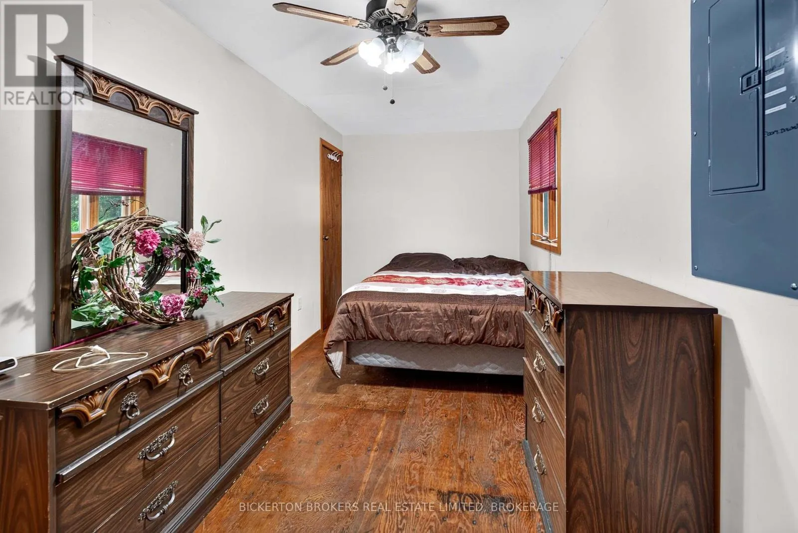 468 MOORHEAD LANE