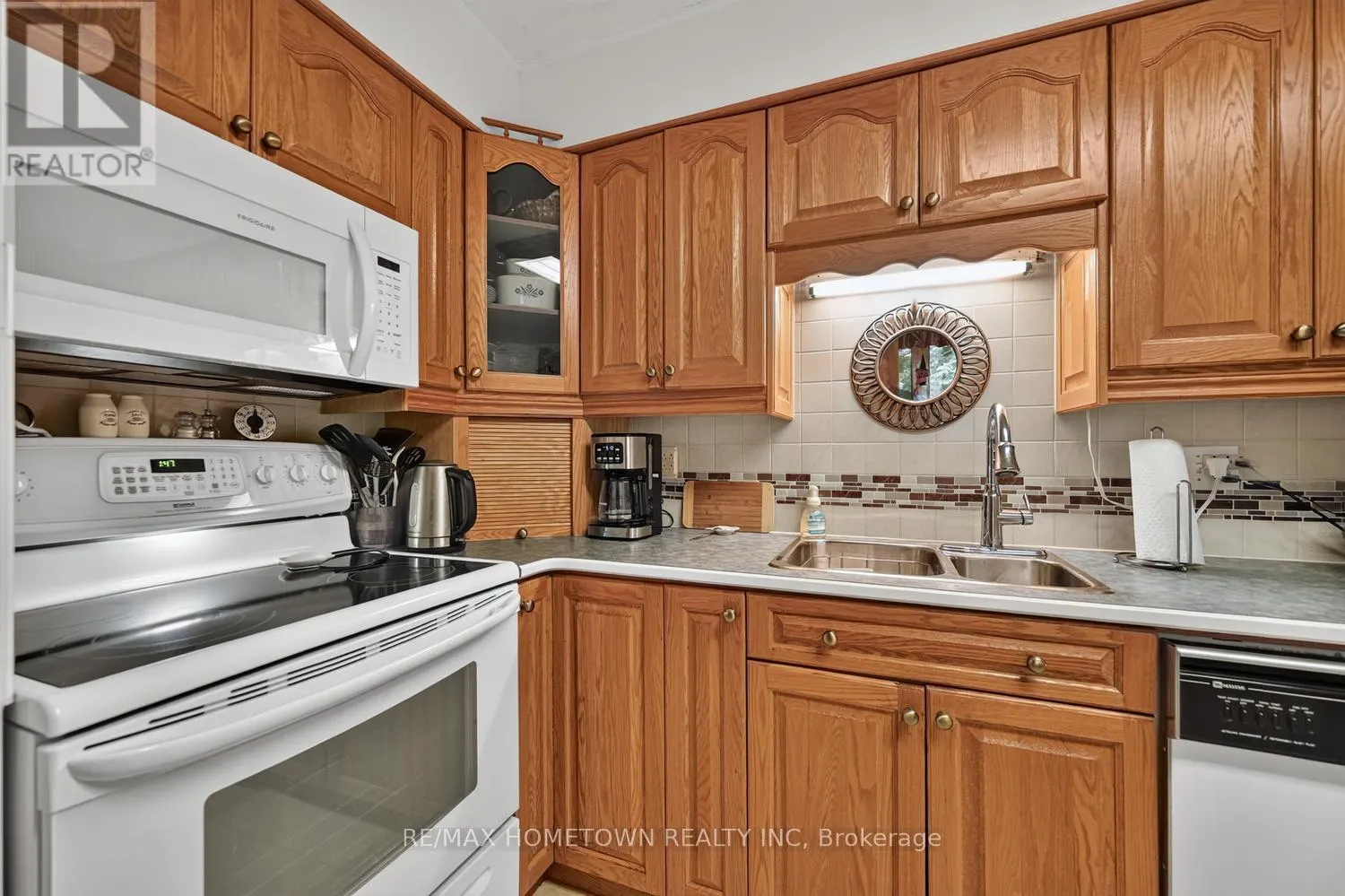 21 FAIRWAY CRESCENT