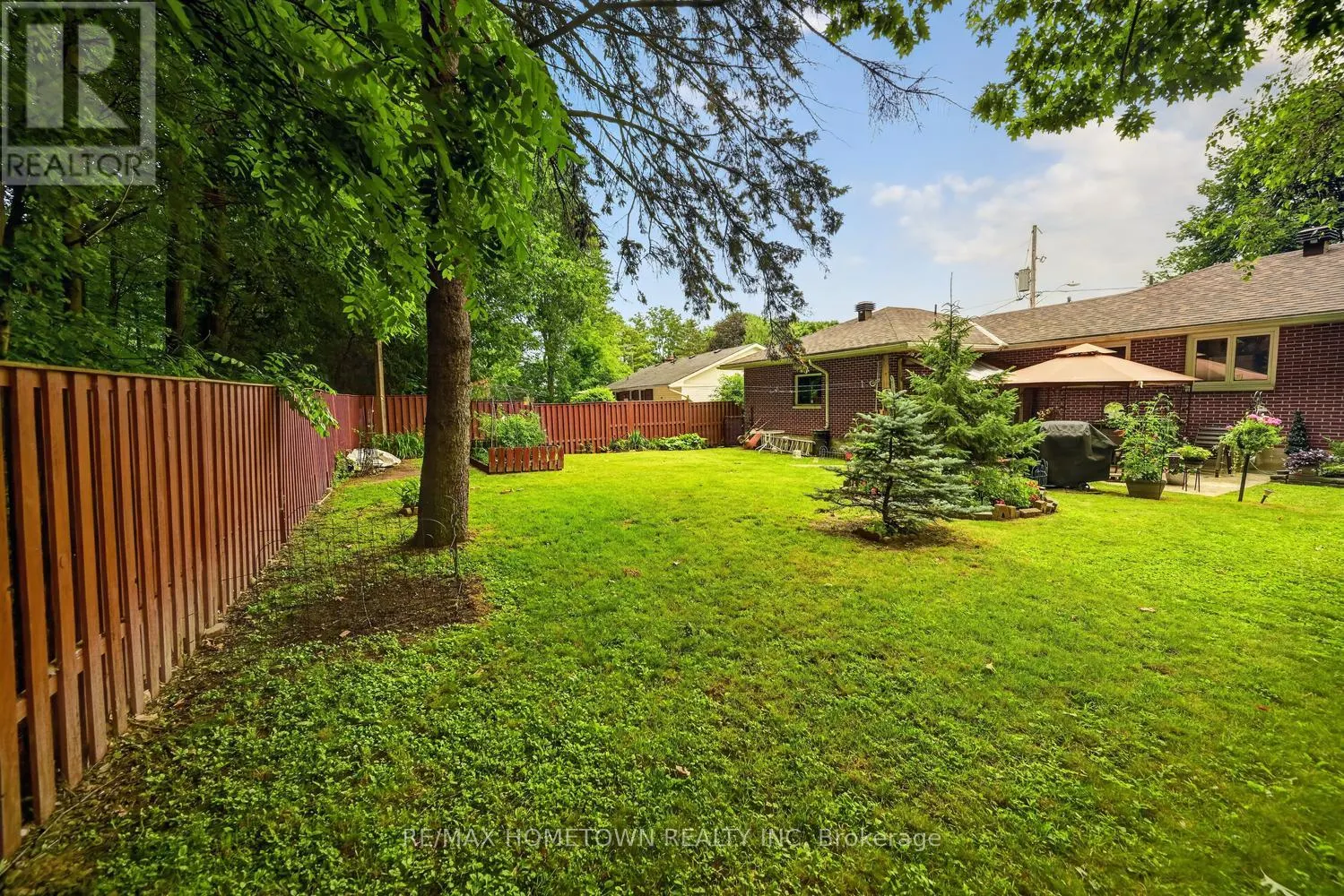 21 FAIRWAY CRESCENT