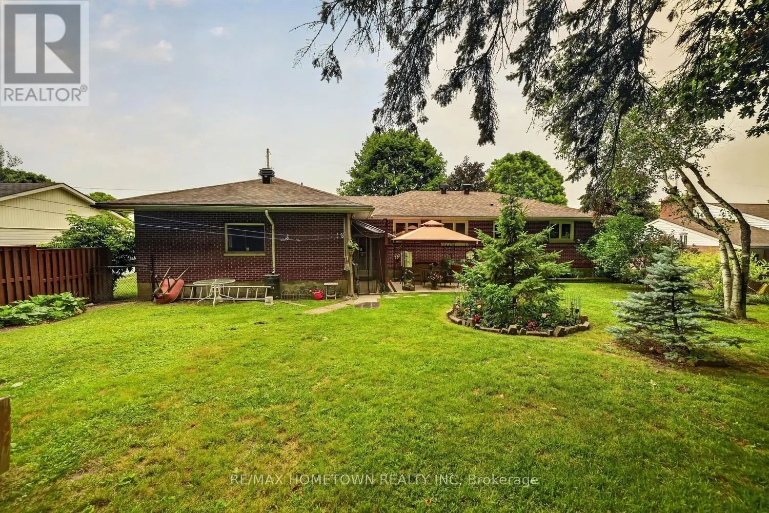 21 FAIRWAY CRESCENT