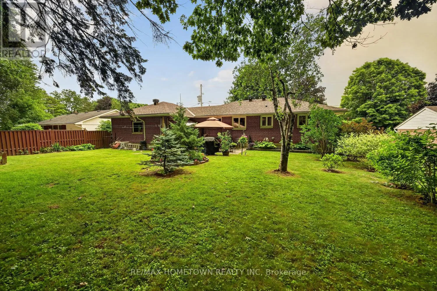 21 FAIRWAY CRESCENT