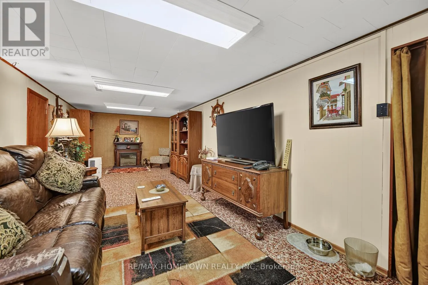 21 FAIRWAY CRESCENT