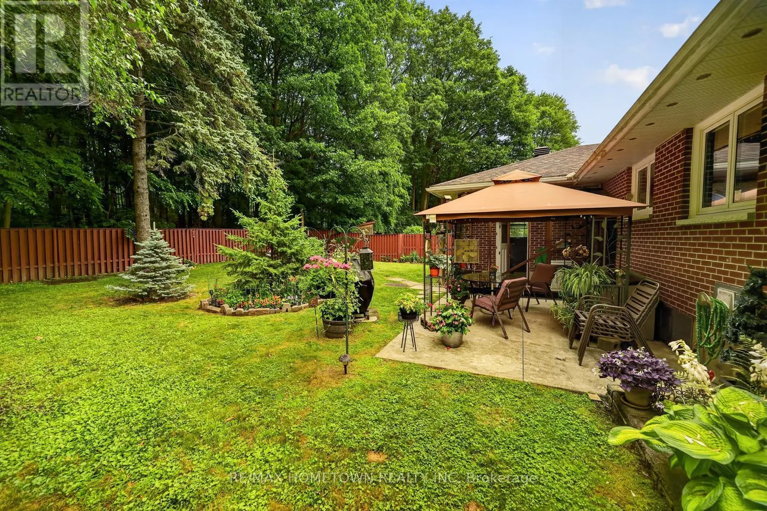 21 FAIRWAY CRESCENT