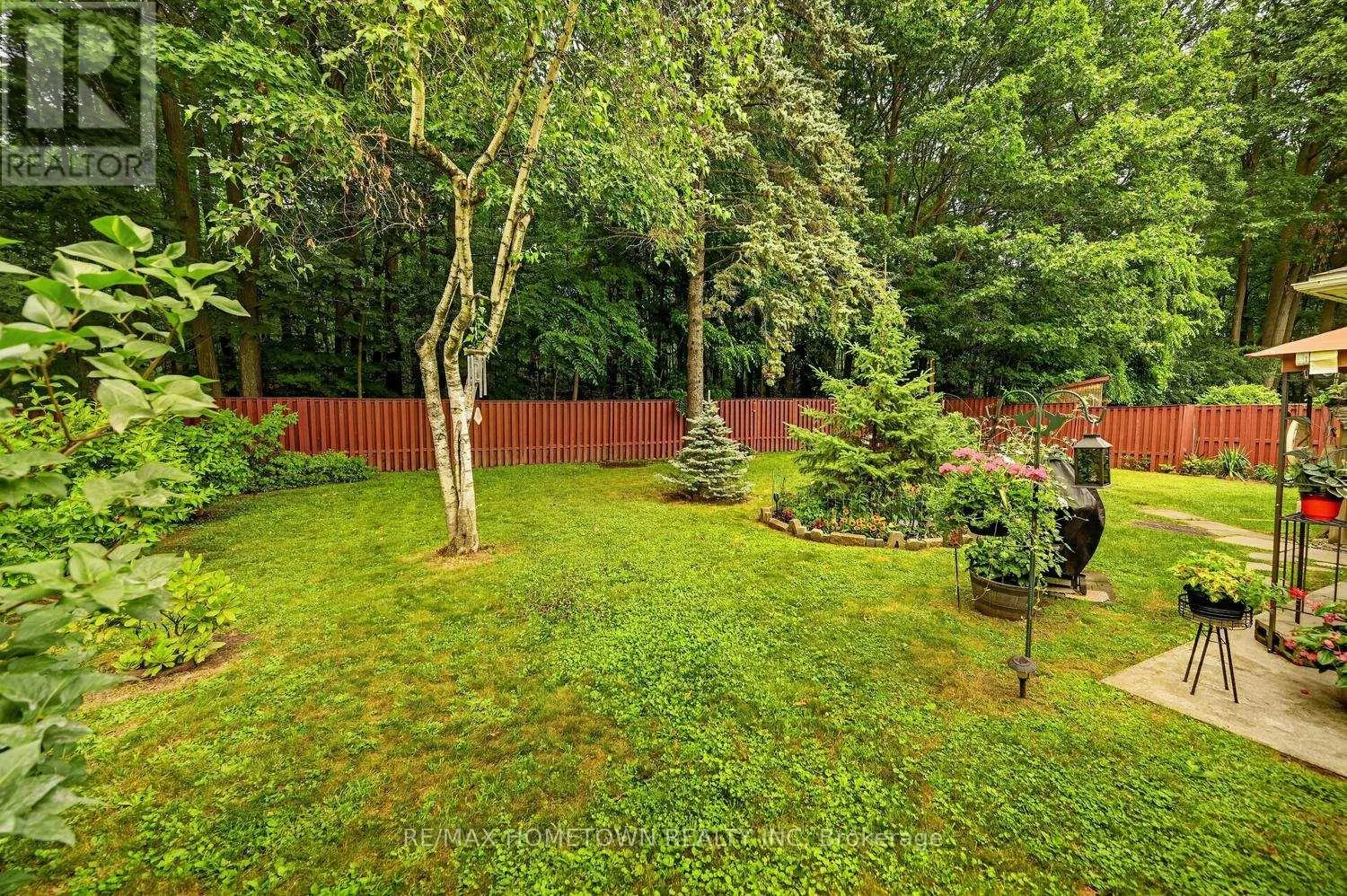 21 FAIRWAY CRESCENT