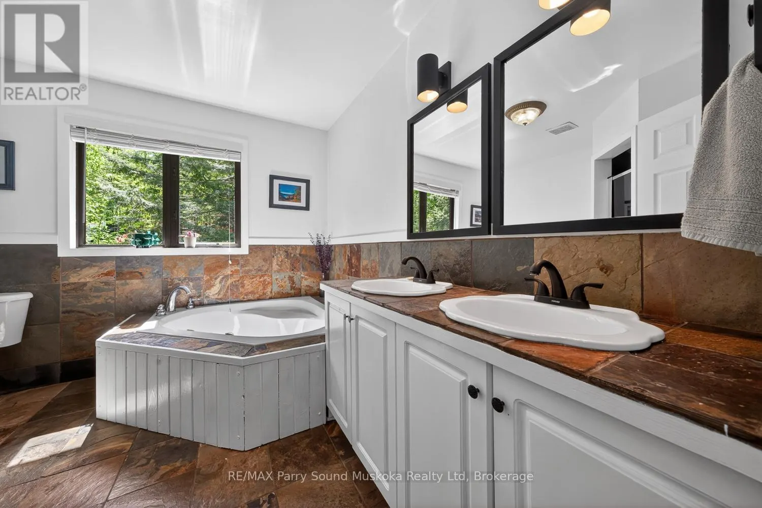 34 SILVER POINT DRIVE