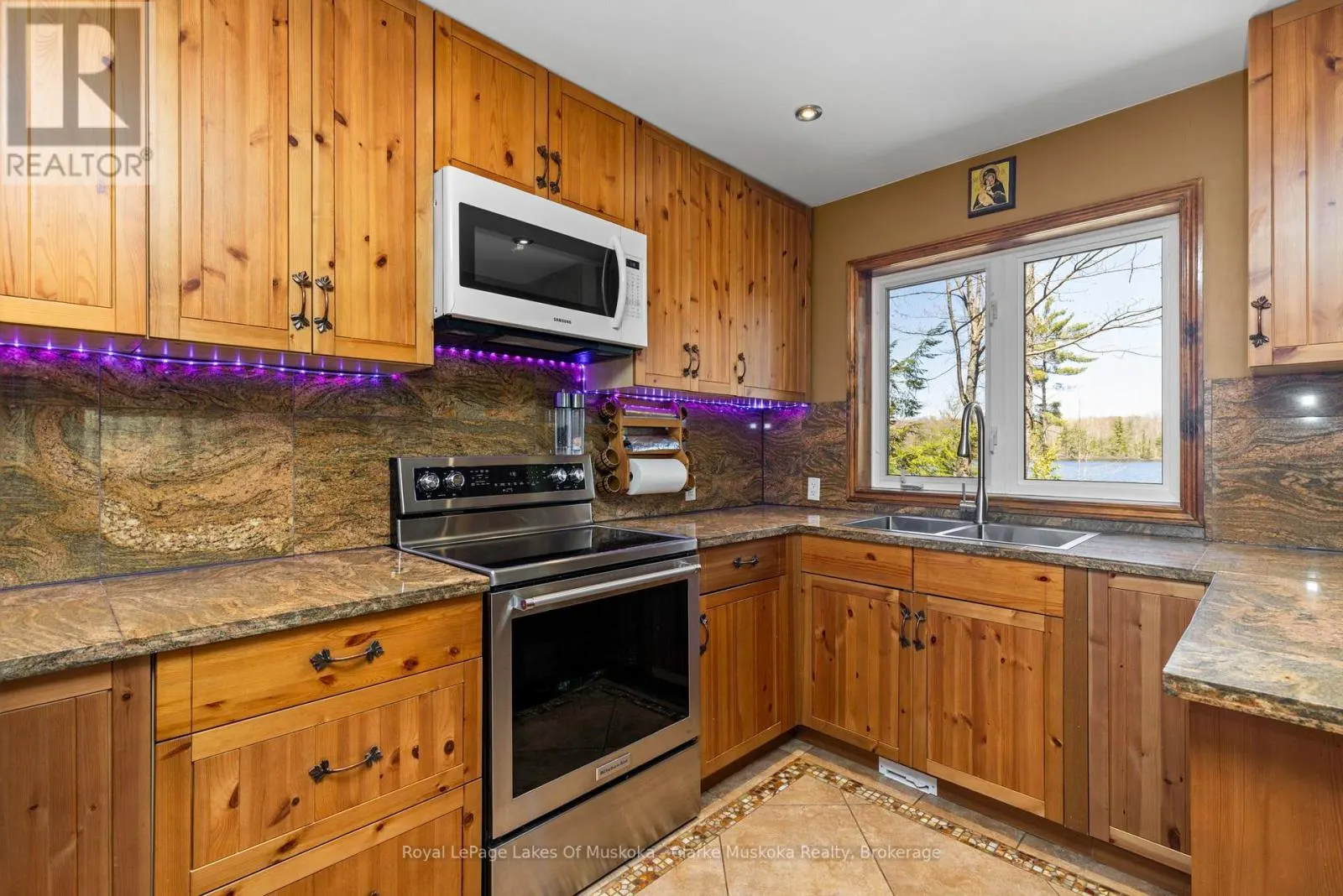 1 - 1041 SUMMIT ROAD #1