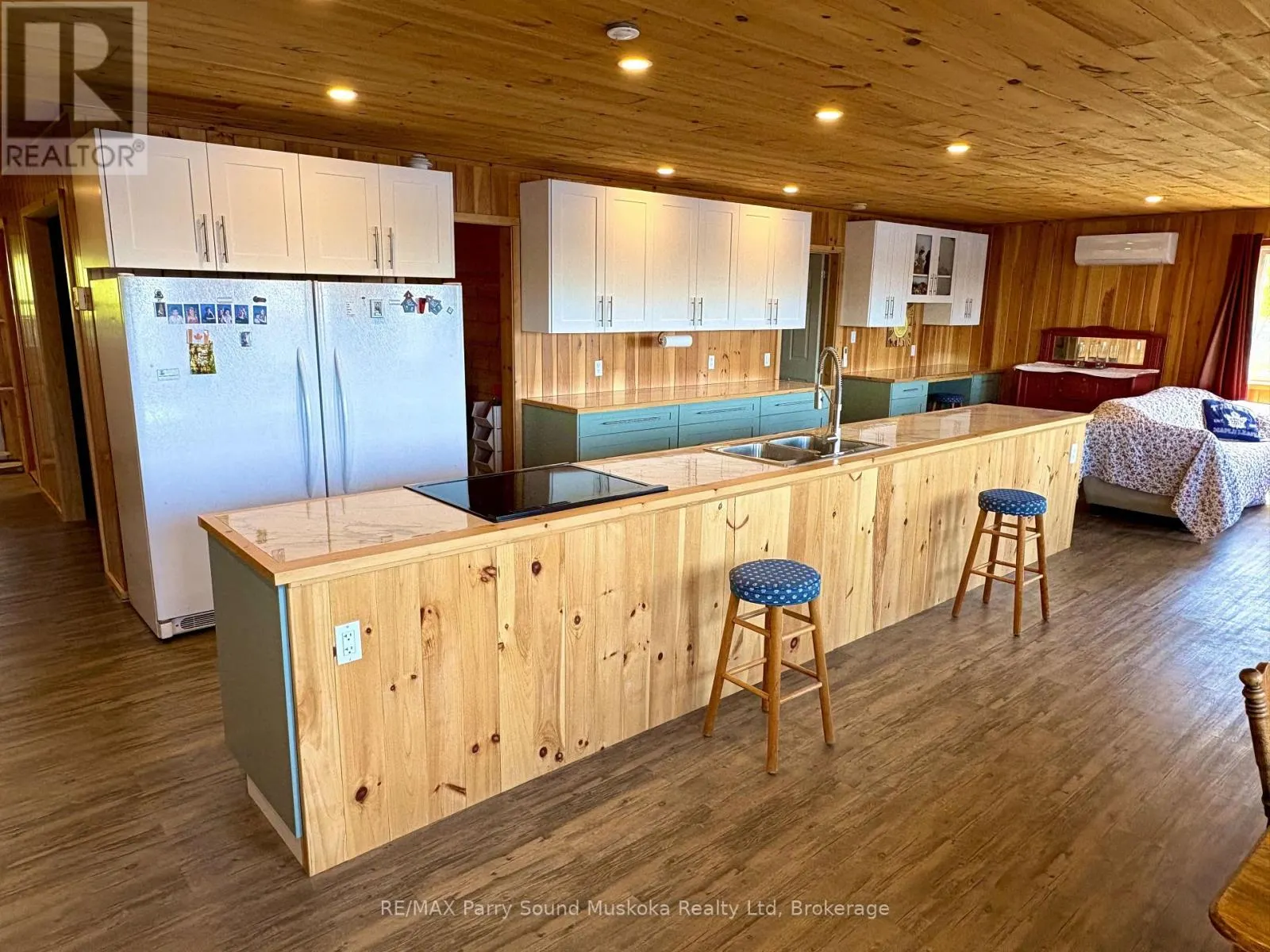 16 B55 ISLAND