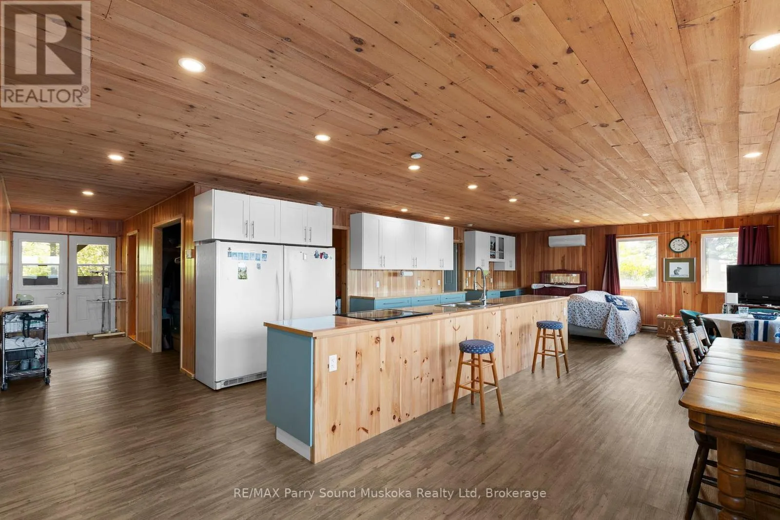 16 B55 ISLAND