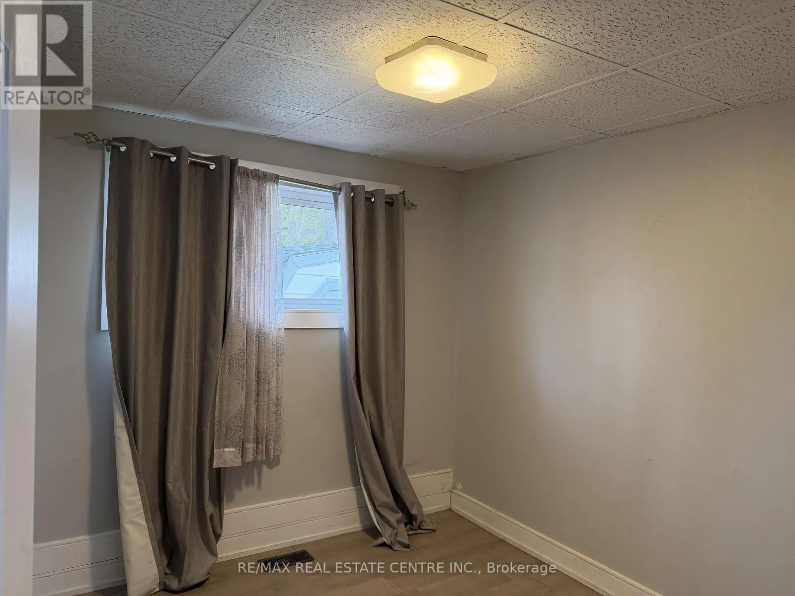35 LAKESIDE AVENUE