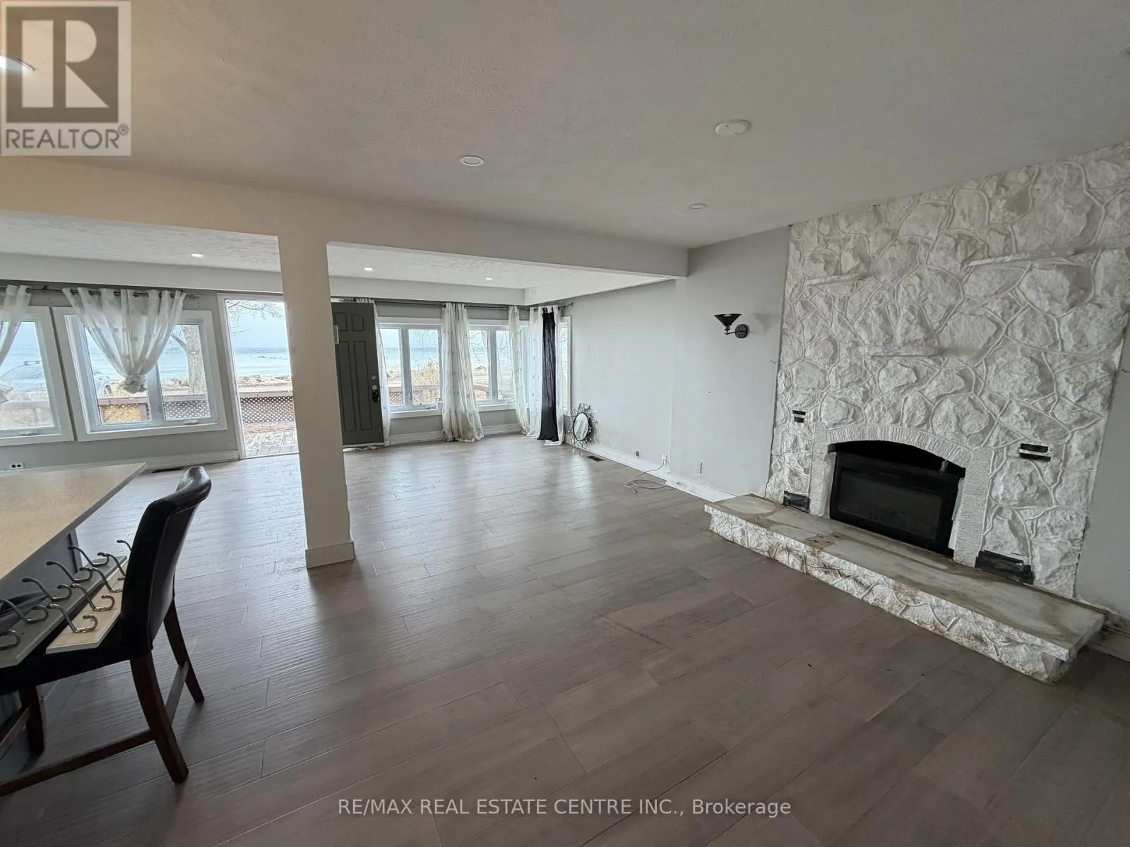 35 LAKESIDE AVENUE