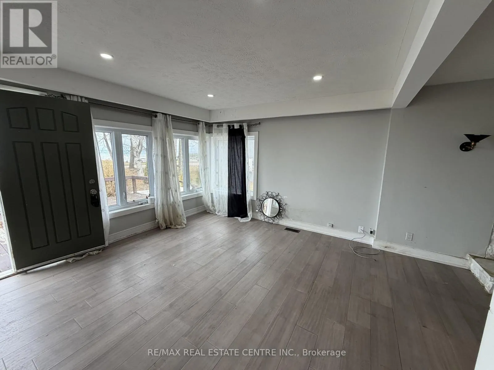 35 LAKESIDE AVENUE