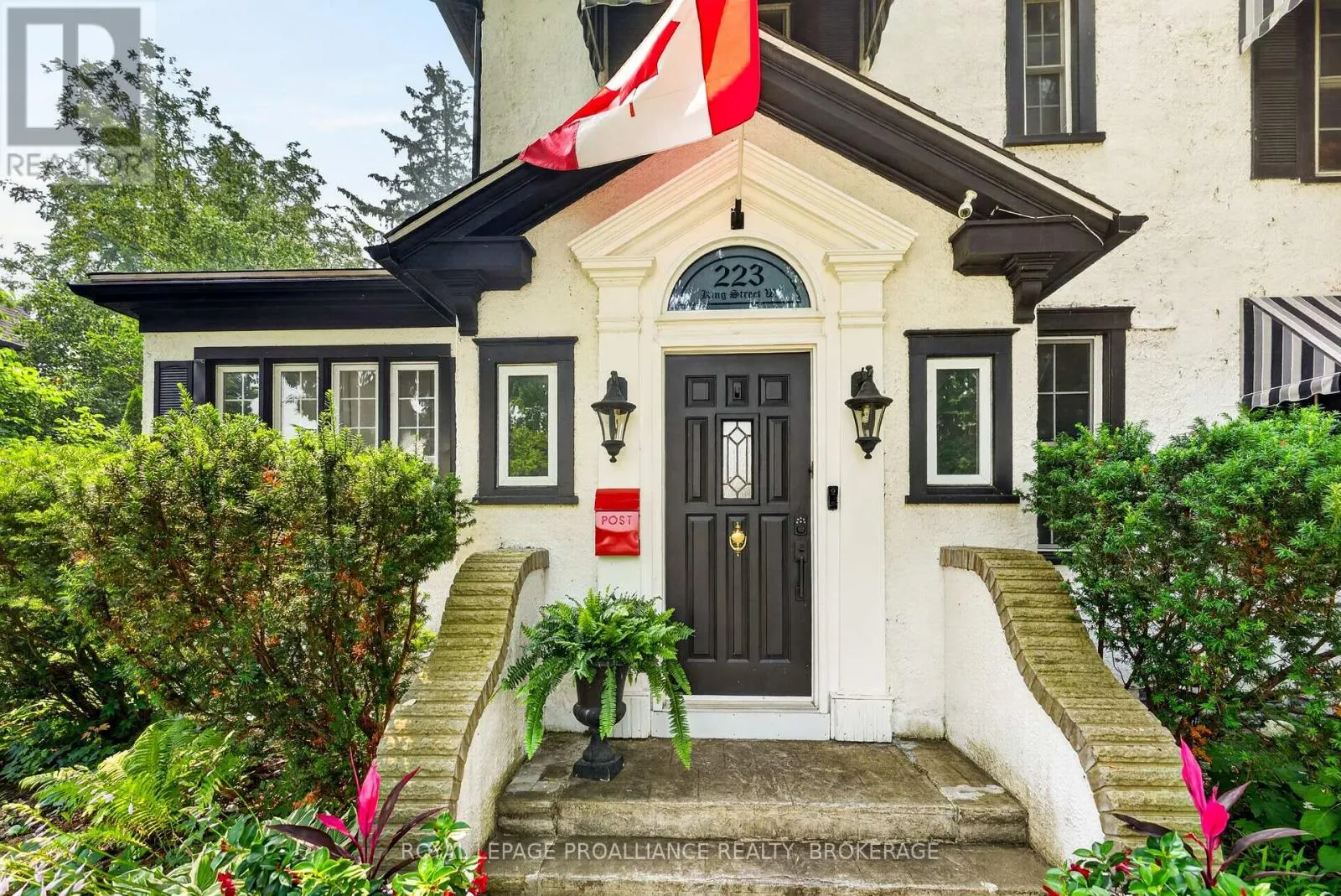 223 KING STREET W
