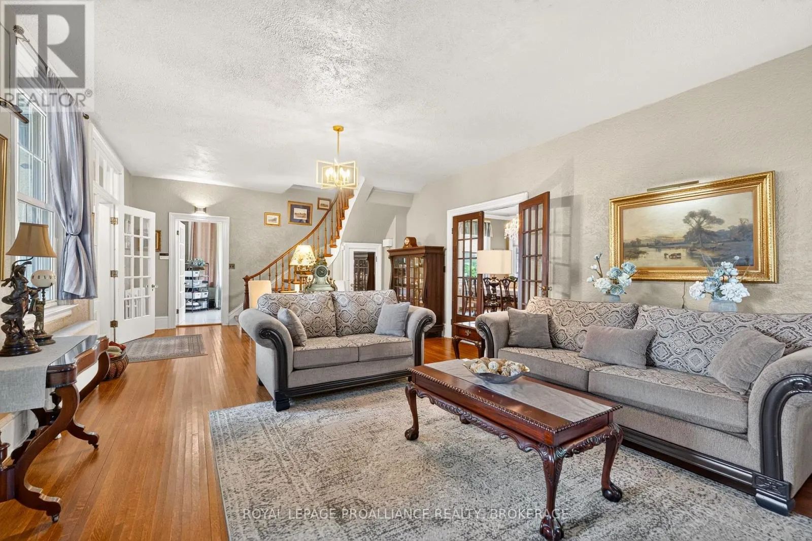 223 KING STREET W