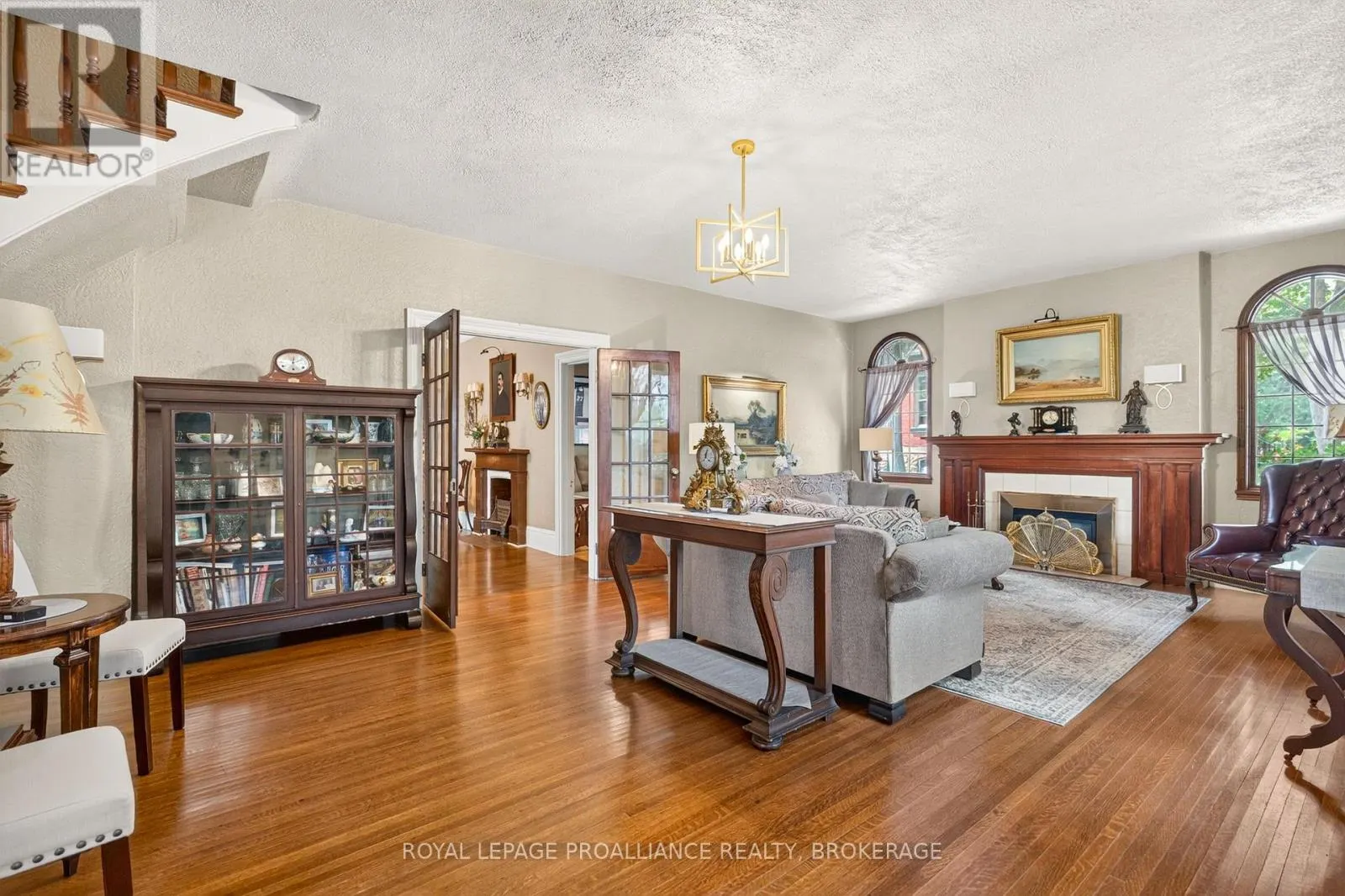 223 KING STREET W