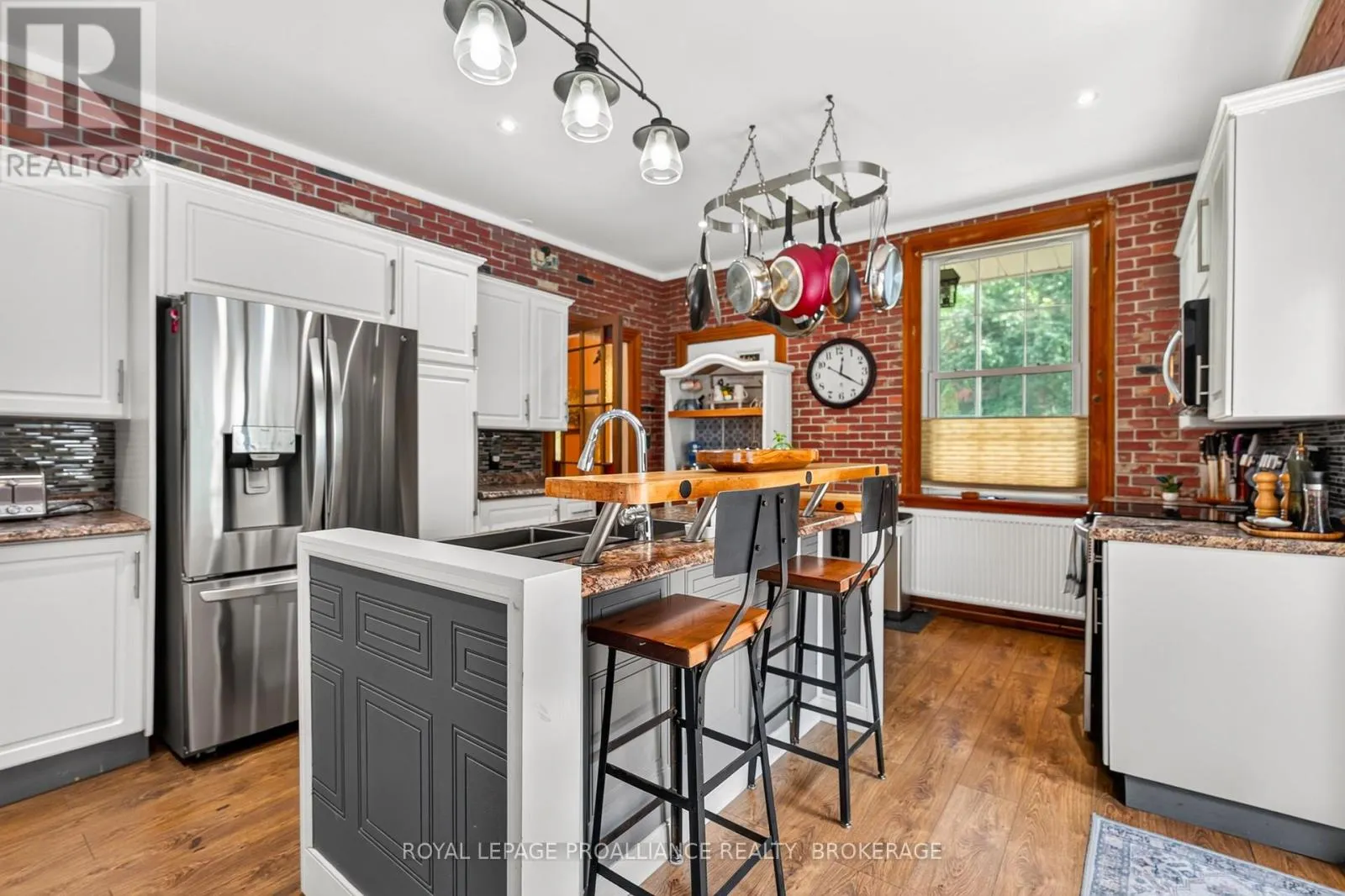 223 KING STREET W