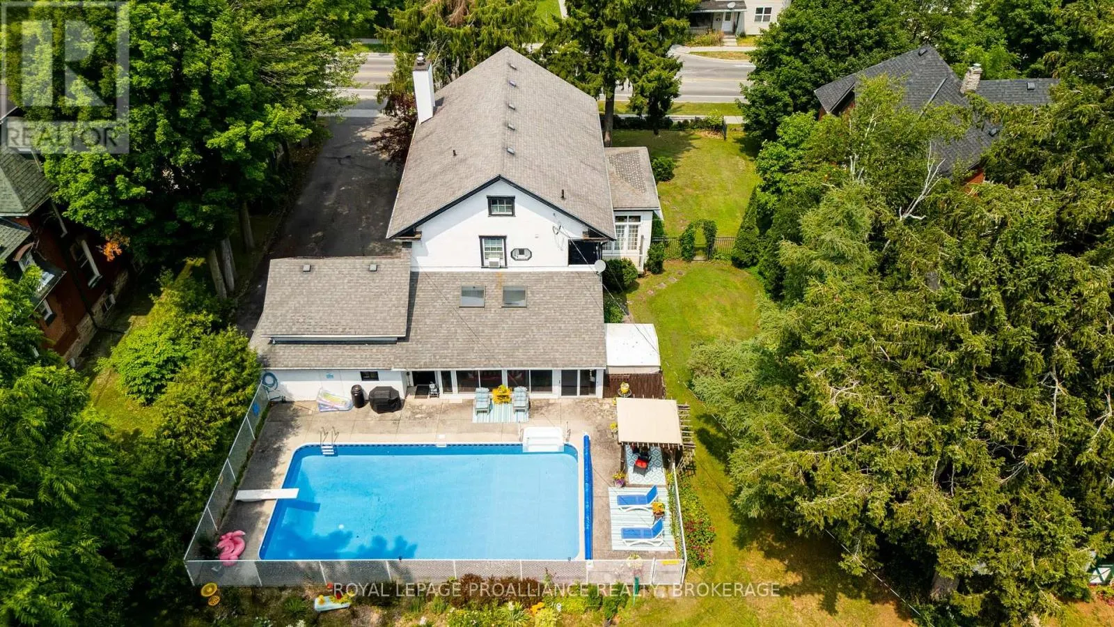 223 KING STREET W