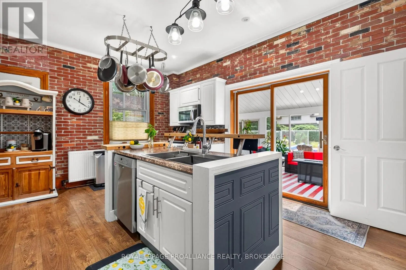 223 KING STREET W