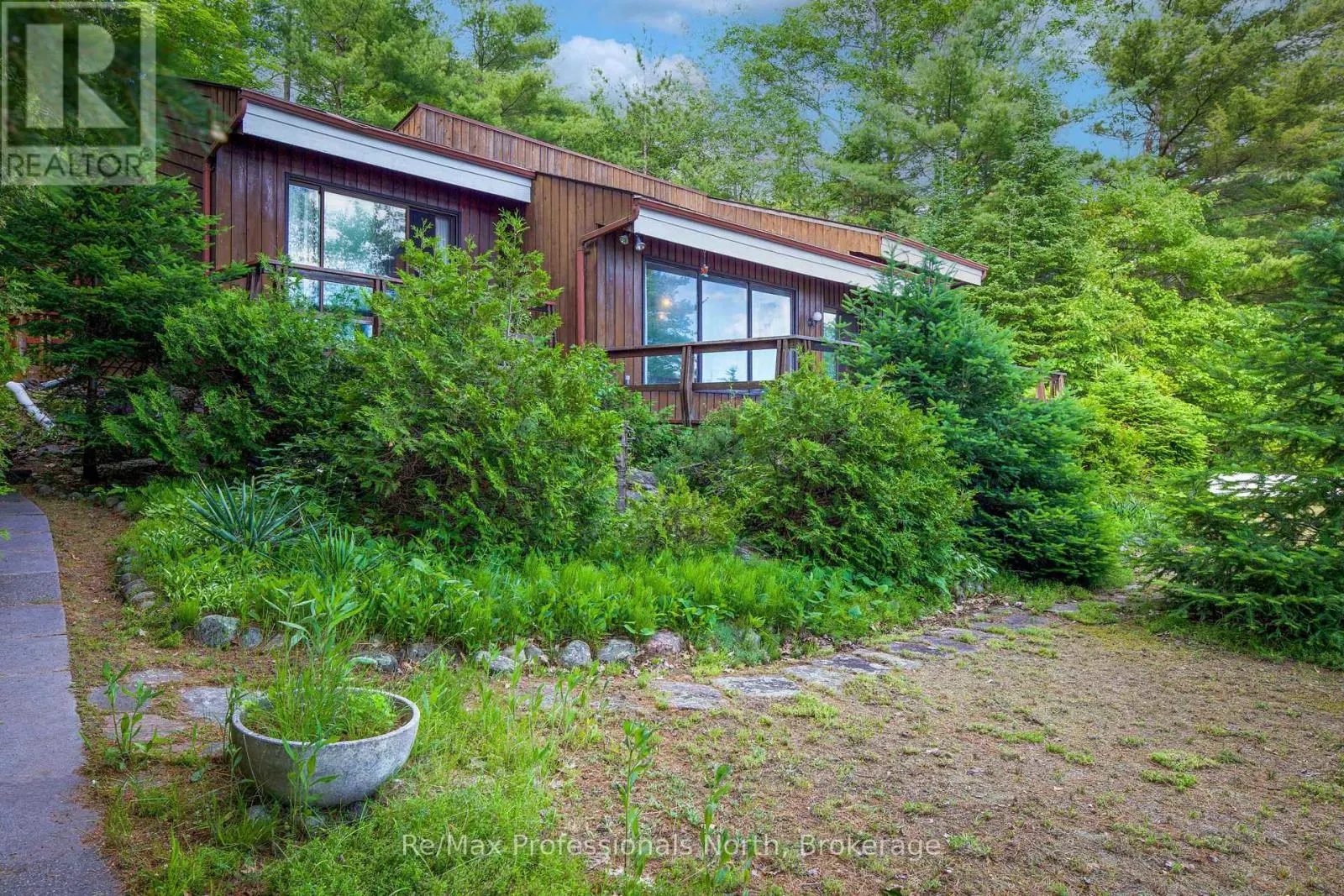 673 PENINSULA ROAD W