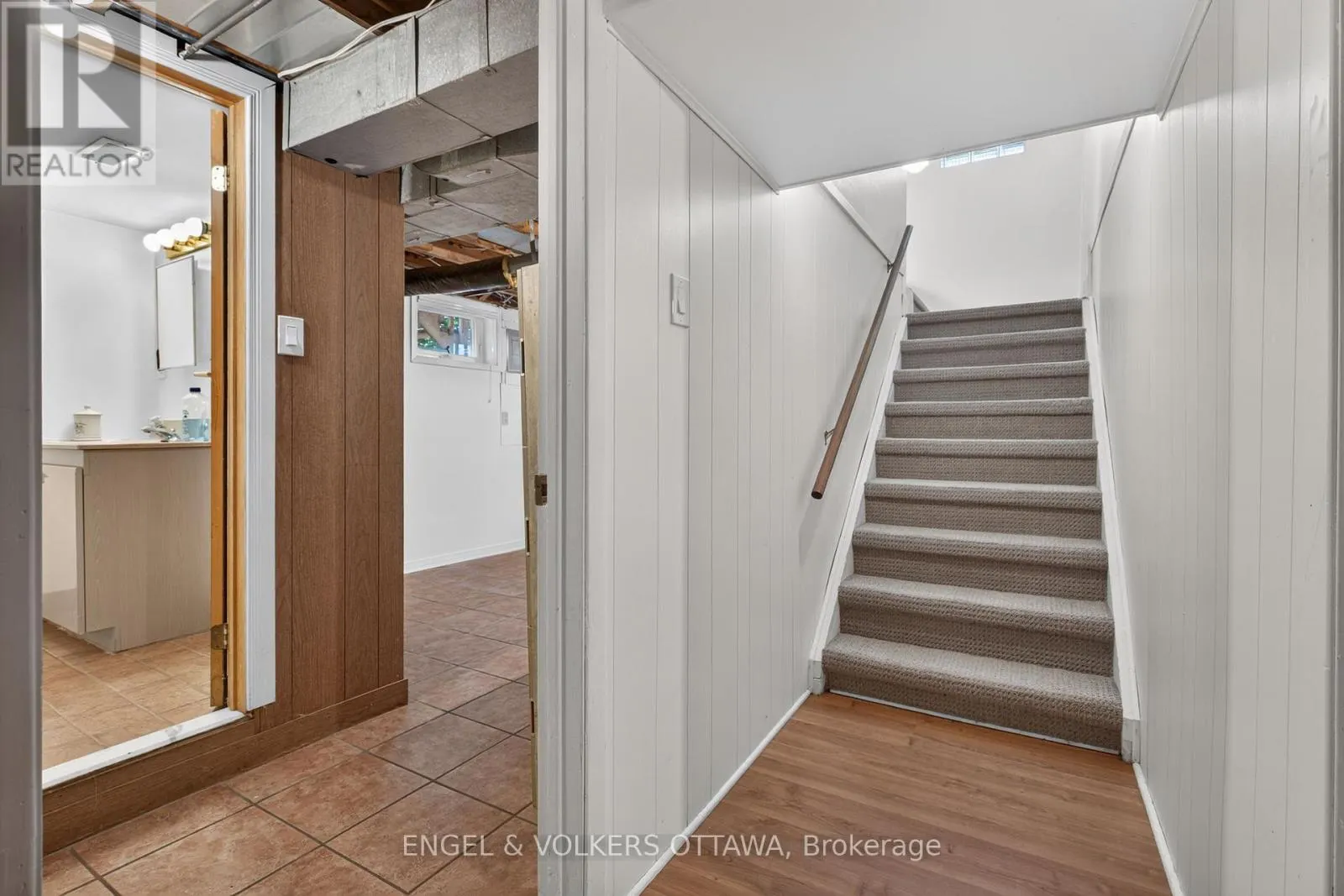 2445 ALTA VISTA DRIVE