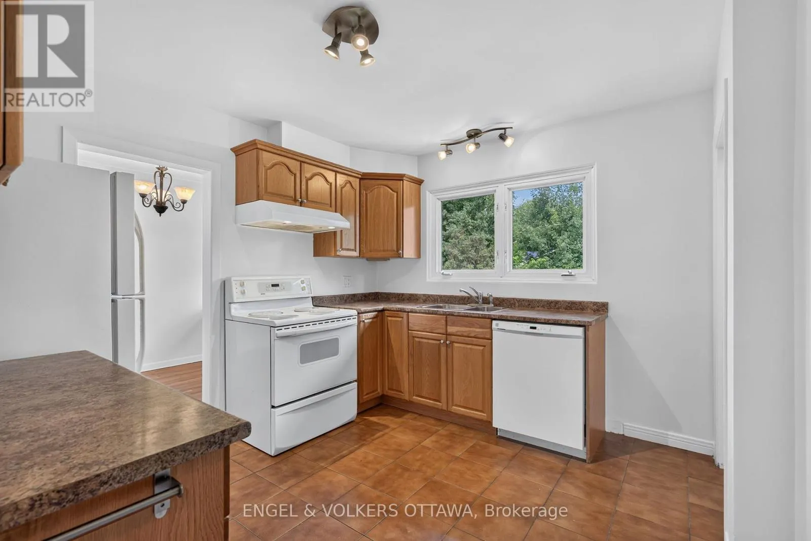 2439 ALTA VISTA DRIVE