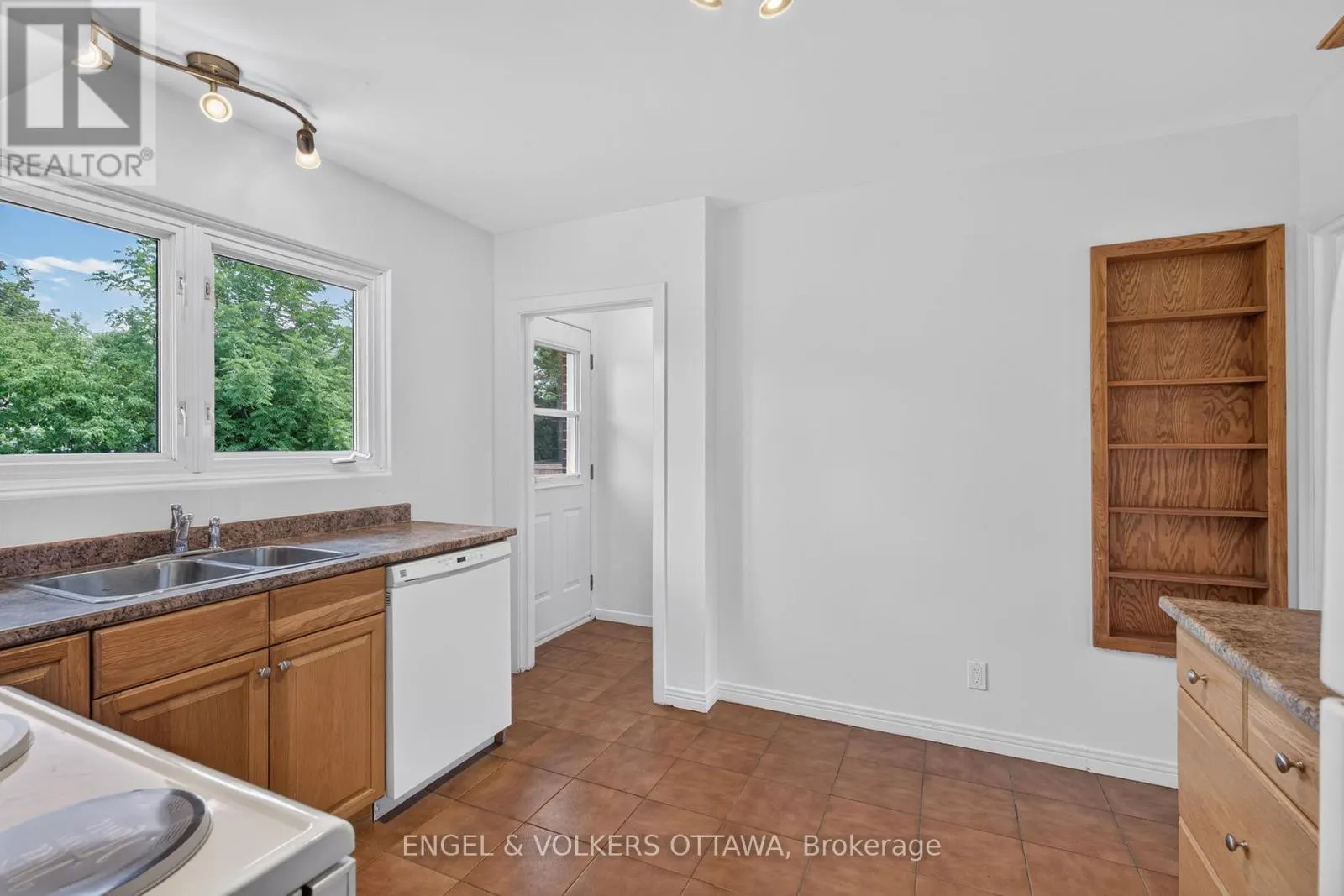 2439 ALTA VISTA DRIVE