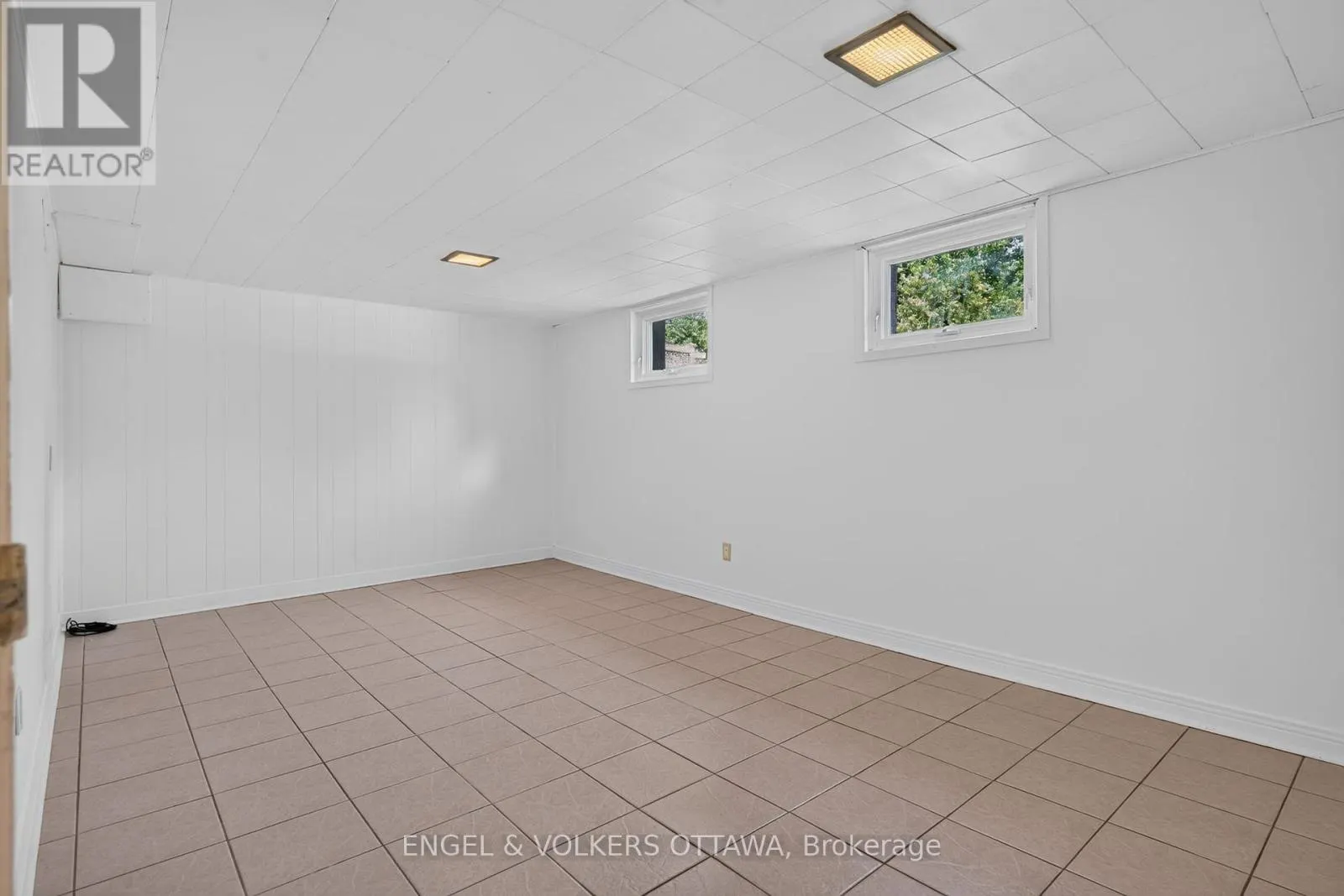 2439 ALTA VISTA DRIVE