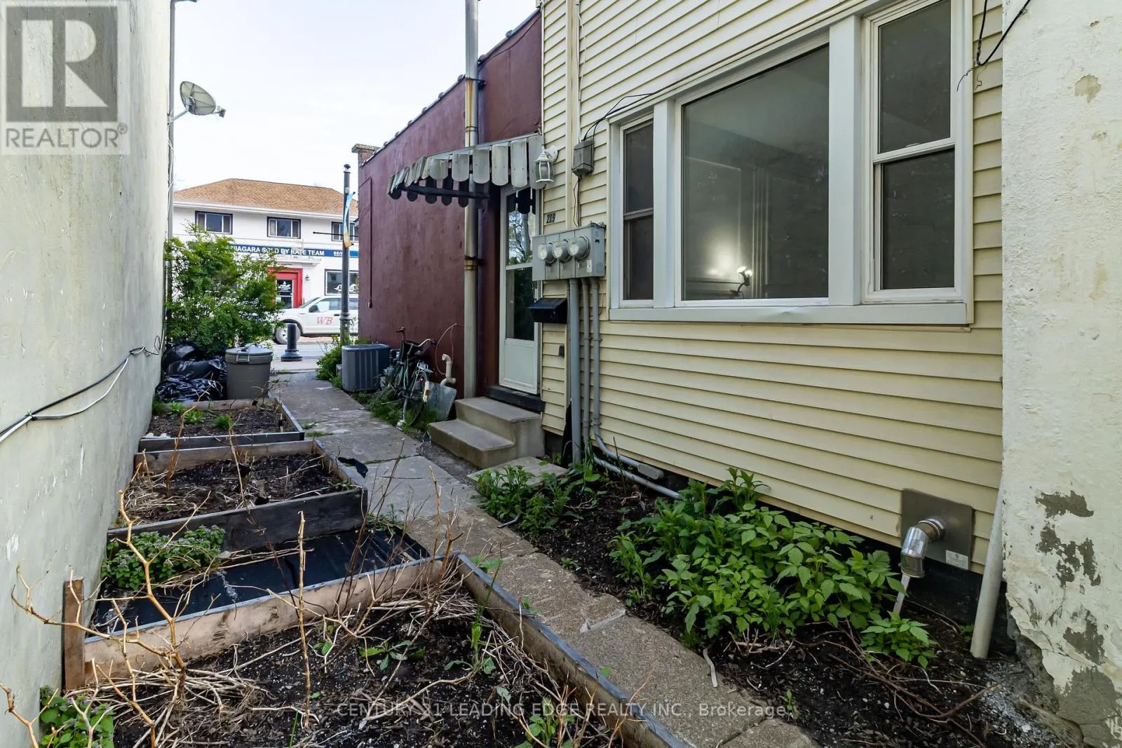 223 MAIN STREET W