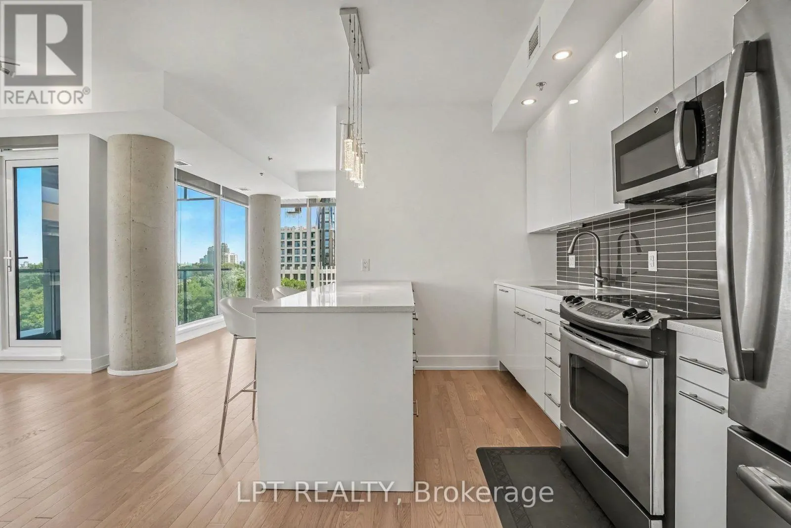 512 - 88 RICHMOND ROAD