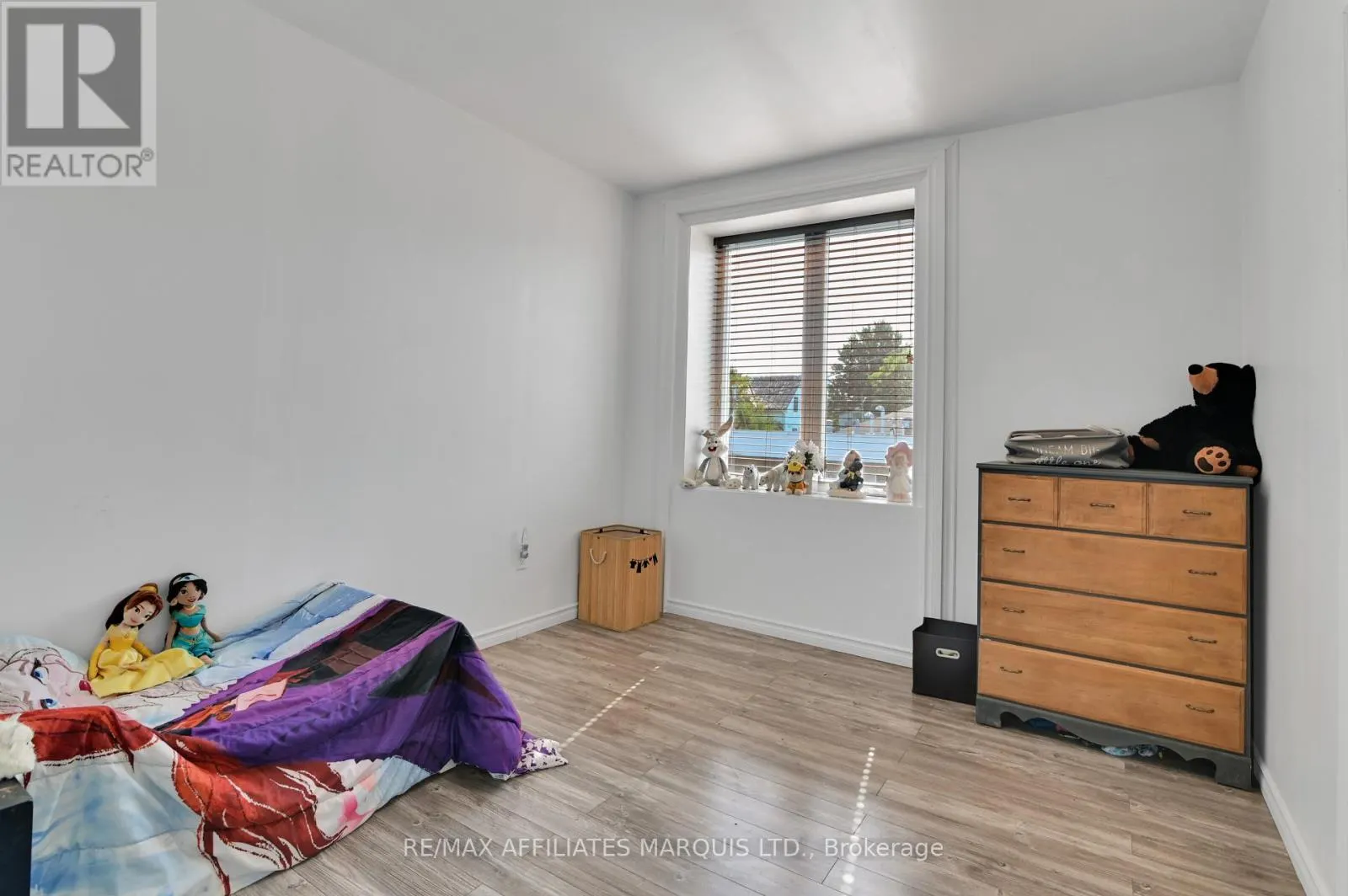 1 MECHANIC STREET E