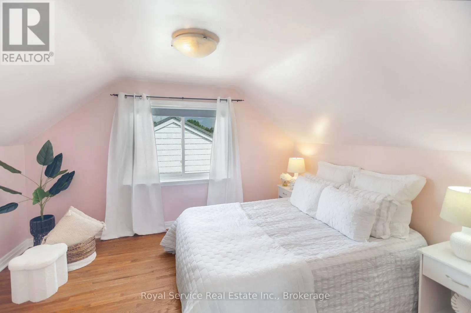 558 BURNHAM STREET