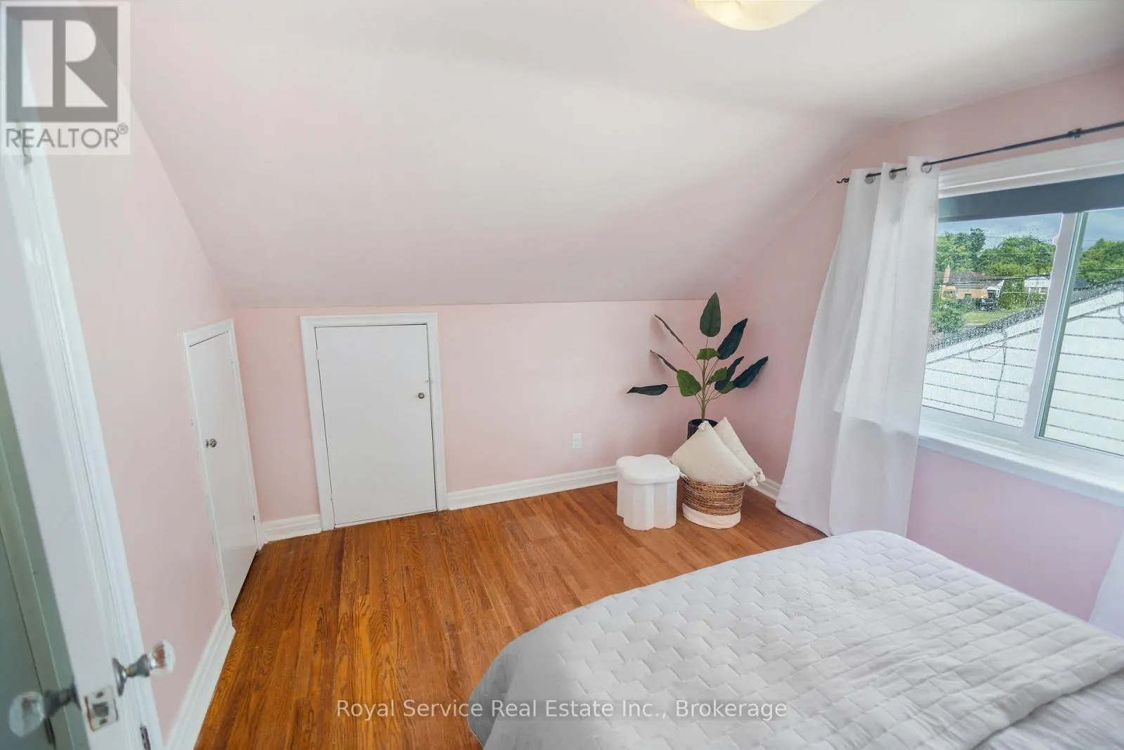 558 BURNHAM STREET