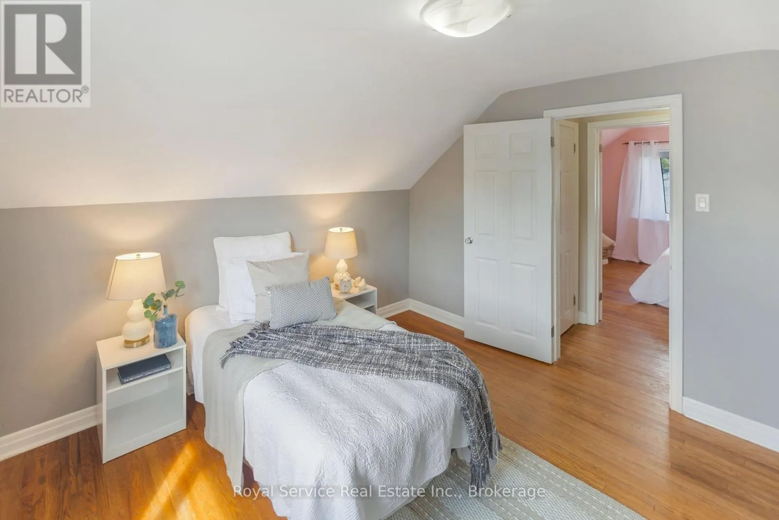 558 BURNHAM STREET
