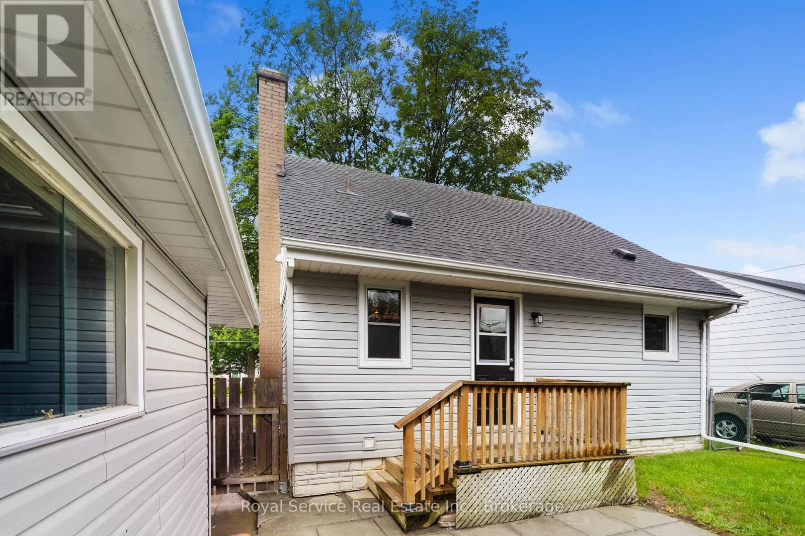 558 BURNHAM STREET